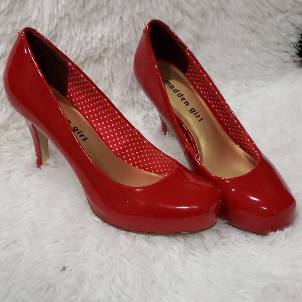 Red pumps